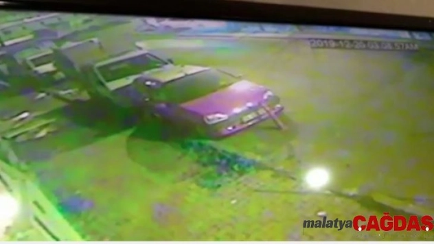 (Özel) Otomobil kanala uçtu, vatandaş son anda kurtuldu