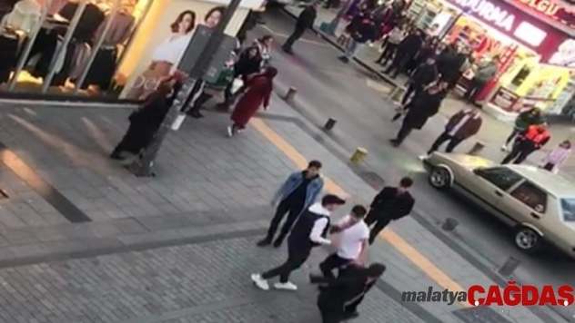 (Özel) Pendik'te sokak ortasında tekmeli yumruklu kavga kamerada
