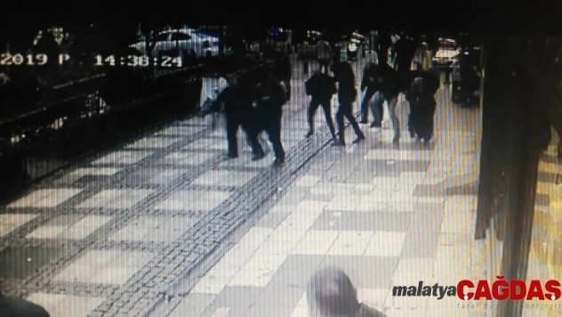 (Özel) Şiddetli rüzgarda vatandaşların üstüne binadan cam düştü: 1 yaralı