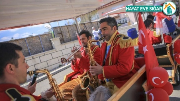 (Özel) Sokağa çıkma kısıtlamasında bandolu 23 Nisan kutlaması