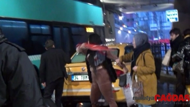(Özel) Taksim'de taksici ile kadın turistin şemsiye ve tekmeli kavgası kamerada