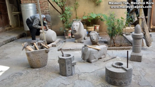 (özel) Taşlara şekil vererek eserler ortaya çıkarıyor