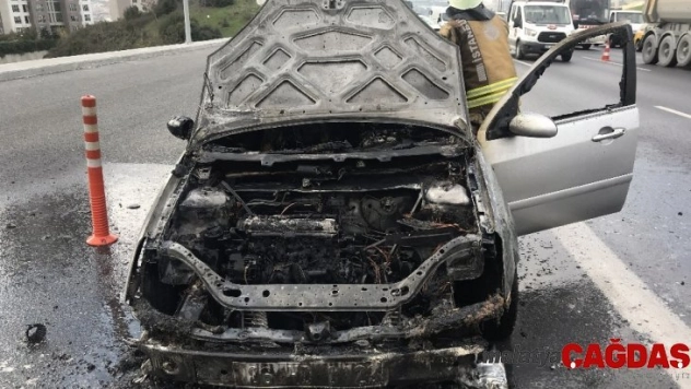 (Özel) TEM Otoyolu'nda otomobil alev alev yandı