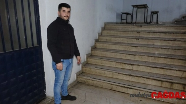 (Özel) Yağmurda ıslanan köpeği kazağını çıkarıp kurulayan vatandaş içleri ısıttı