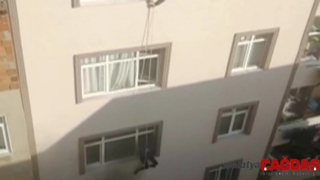 (Özel) Yangında mahsur kalan hamile kadın, ip yardımıyla kurtarıldı