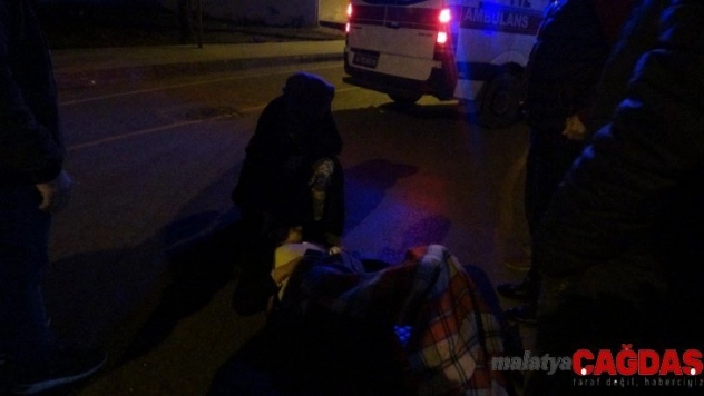 (Özel) Yaralı kadın üşümesin diye üzerine battaniye örtüp ambulansı beklediler