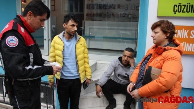 (Özel) Yunus polisi cami önünde uyuşturucu trafiğine 'dur' dedi