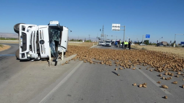 Pancar yüklü tır devrildi: 1 yaralı