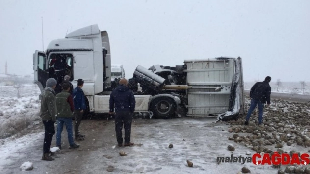 Pancar yüklü tır devrildi, karayolu pancar tarlasına döndü