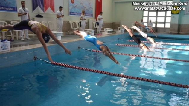 Pandemi kurallarıyla yüzme şampiyonası