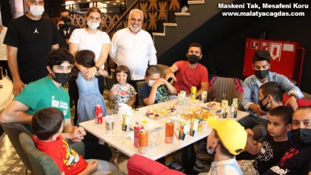 Pandemiye rağmen İstanbul'da 8'inci şubesini açan Hacıbaba Pastanelerinin şeref konuğu otizmli çocuklar oldu