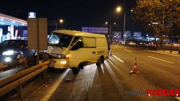 Panelvan minibüs bariyerlere çarptı: 1 yaralı