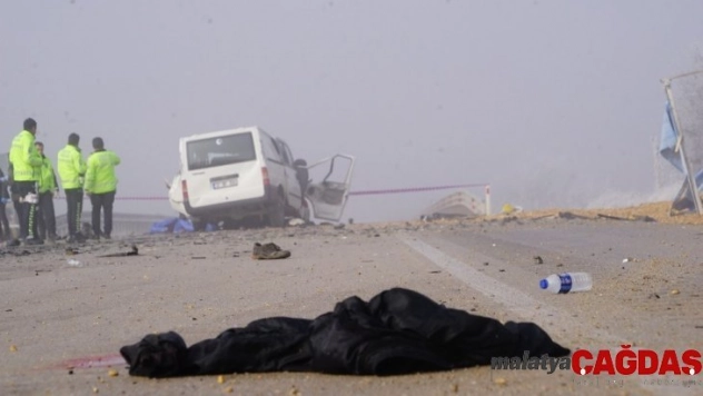 Panelvan minibüs ile çakıl taşı yüklü kamyon çarpıştı: 3 ölü 2 yaralı