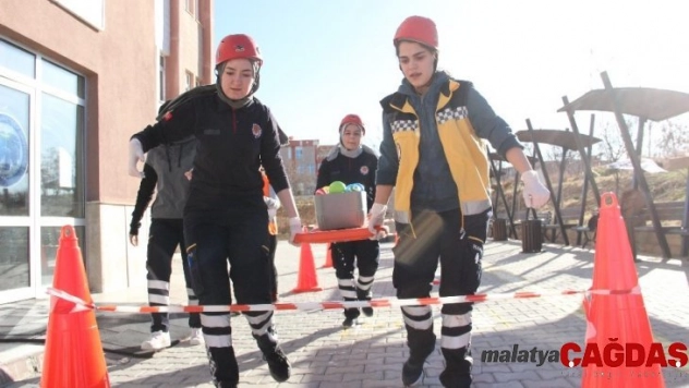 Paramedik öğrencileri rallide yarıştı
