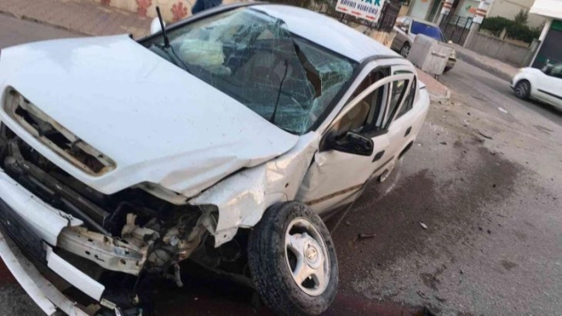 Park duvarına çarpan otomobilin sürücüsü yaralandı