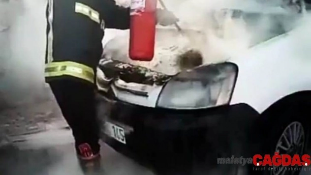 Park halinde kamyonetin motoru yandı