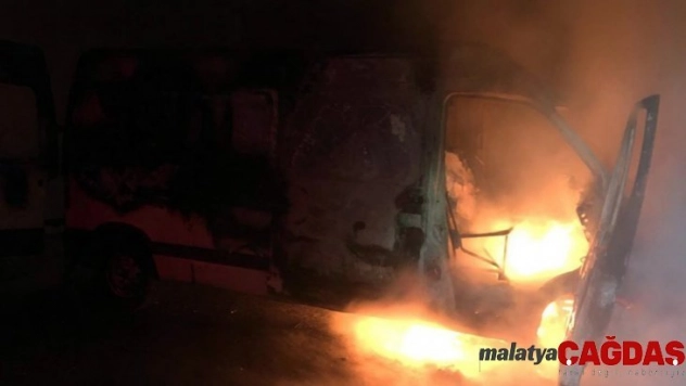 Park halindeki araç küle döndü