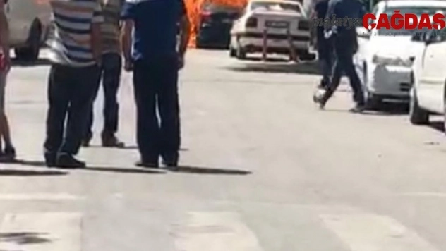 Park halindeki bir araç alev topuna döndü