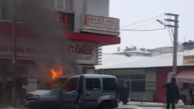 Park halindeki hafif ticari araç alev alev yandı