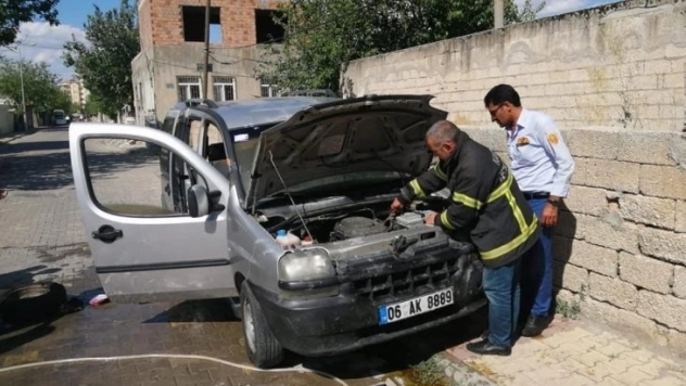 Park halindeki hafif ticari araç yandı