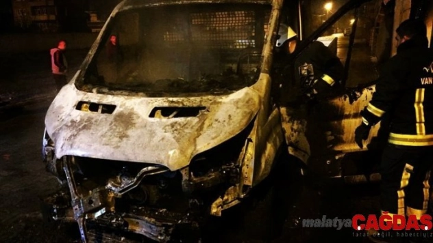 Park halindeki kamyonet yandı