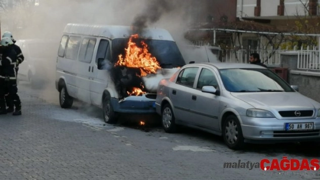Park halindeki minibüs alev aldı