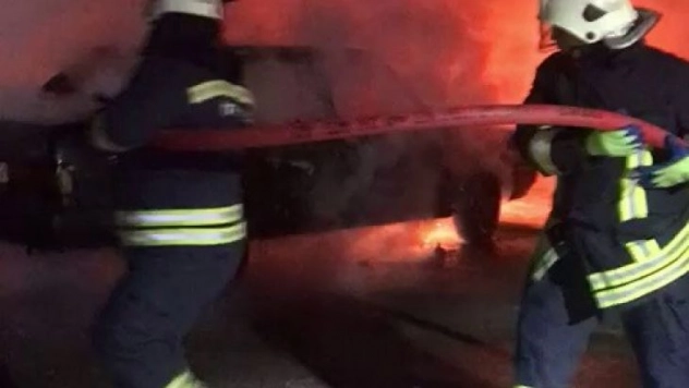 Park halindeki otomobil alev aldı