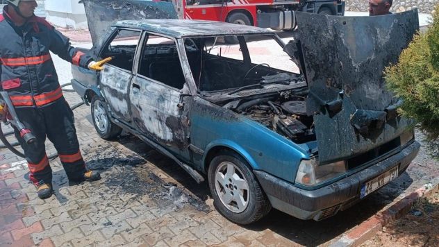 Park halindeki otomobil alev aldı