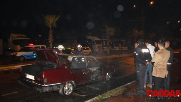 Park halindeki otomobil alev alev yandı