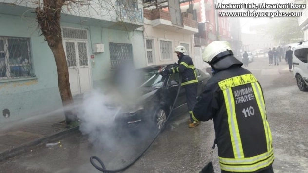 Park halindeki otomobil yandı