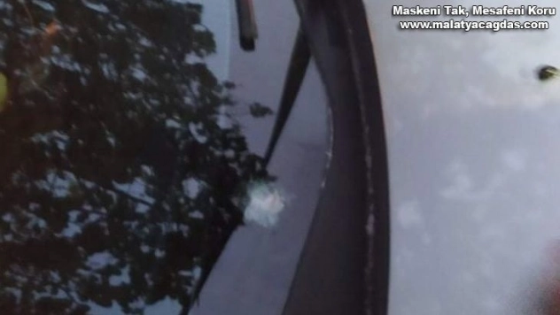 Park halindeki otomobile yorgun mermi düştü