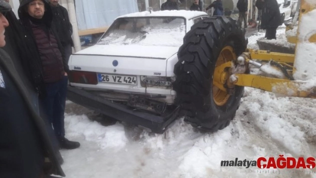 Park halindeyken hareket eden greyder otomobile çarptı