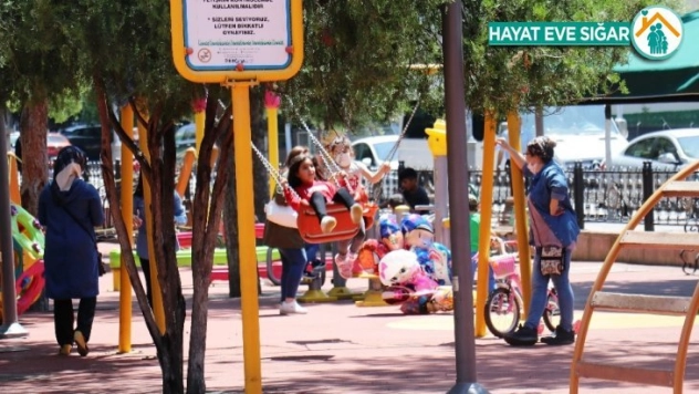 Çocuklar Parklara Akın Etti