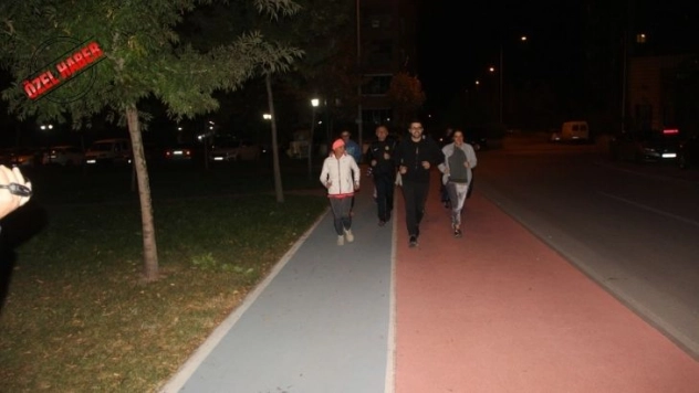Parkta her yaştan mahalle sakini spor yapıyor