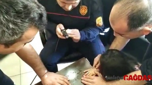 Parmağındaki yüzük kesilerek çıkarıldı