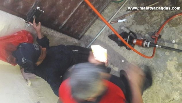 Parmakları demir kapıya sıkışan kadını itfaiye kurtardı