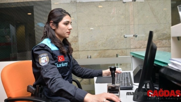 Pasaport polisinin kıyafeti değişti