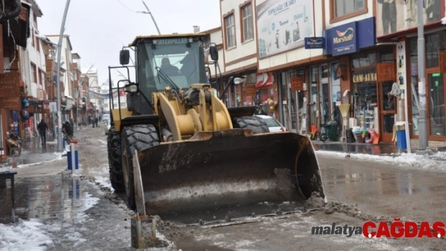 Pasinler Belediyesi karla mücadele ediyor