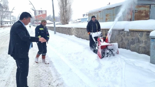 Pasinler'de karla mücadele sürüyor