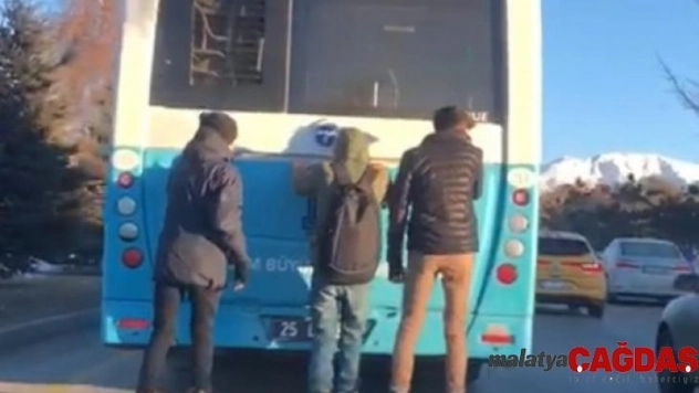 Patenci gençlerin tehlikeli yolculuğu kamerada