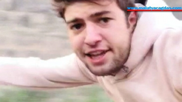 Patenli gençler seyir halindeki araca tutunarak yolcudan adres sordu