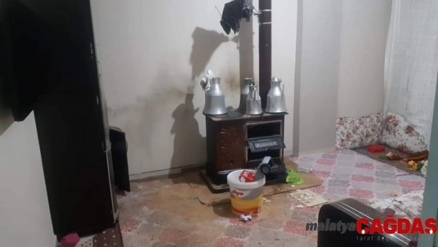 Patlayan kömür sobası eve zarar verdi