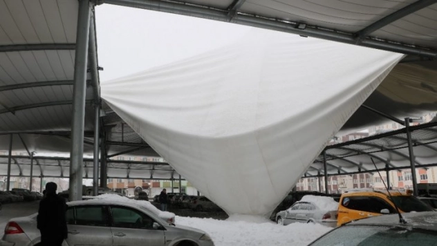 Pazar yeri çatısı yağan kara dayanamadı