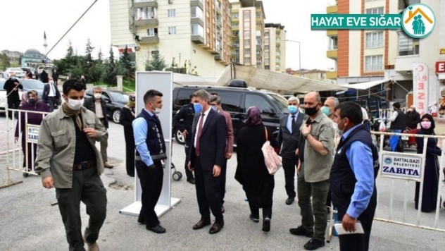 Pazar yerinde korona virüs denetimi