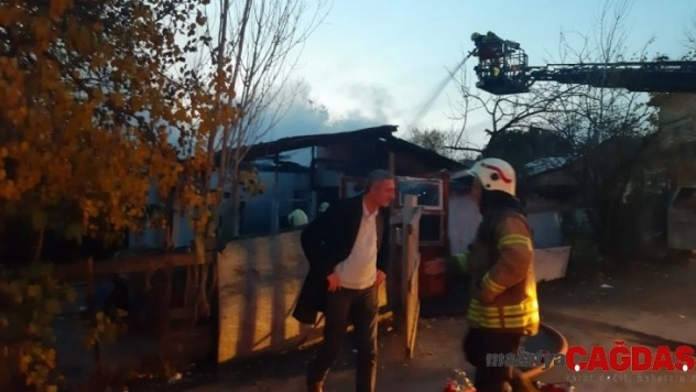 Pendik'te evin alev alev yandığı anlar kamerada