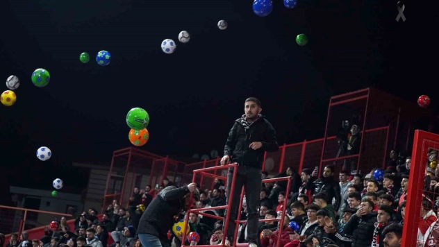 Pendikspor taraftarından depremzede çocuklar için örnek davranış