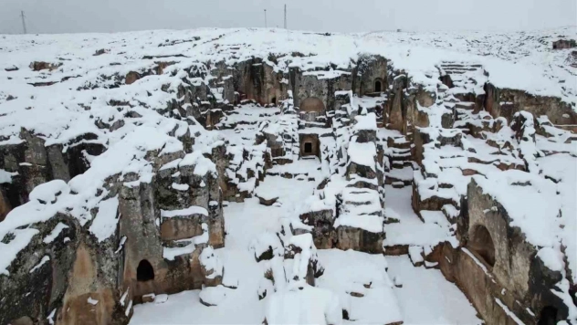 Perre Antik Kenti beyazlara büründü