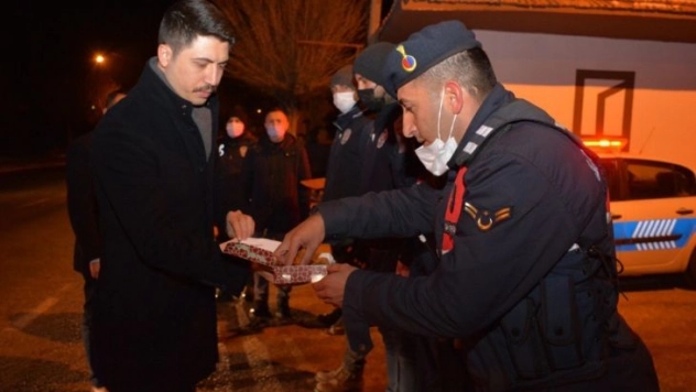 Personelleri tek tek ziyaret edip tatlı ikramında bulundular