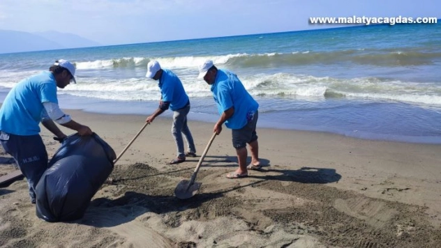 Petrol atıklarının vurduğu Samandağ sahili temizlendi