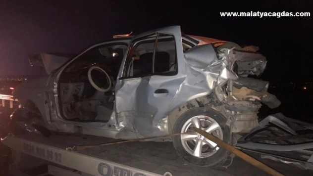 Pikap ile çarpışan otomobil hurdaya döndü: 1 yaralı